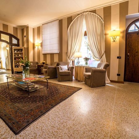 Palazzo Finati Bed & Breakfast Алба Екстериор снимка
