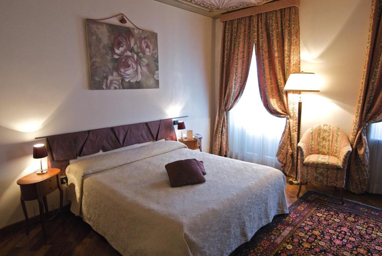 Palazzo Finati Bed & Breakfast Алба Екстериор снимка