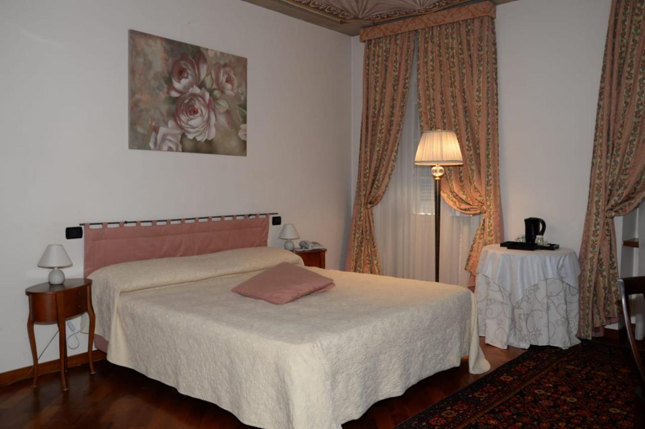 Palazzo Finati Bed & Breakfast Алба Екстериор снимка