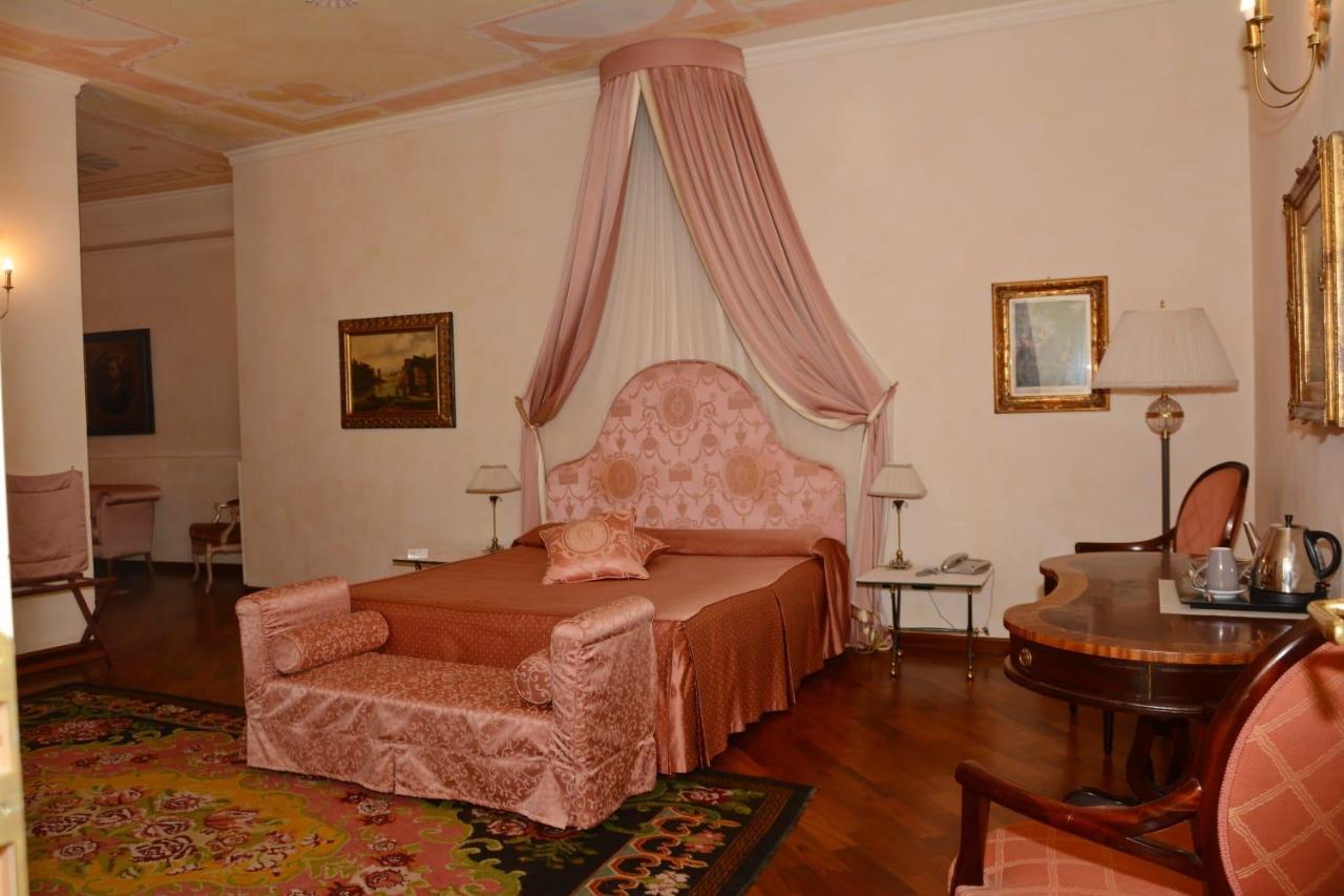 Palazzo Finati Bed & Breakfast Алба Екстериор снимка