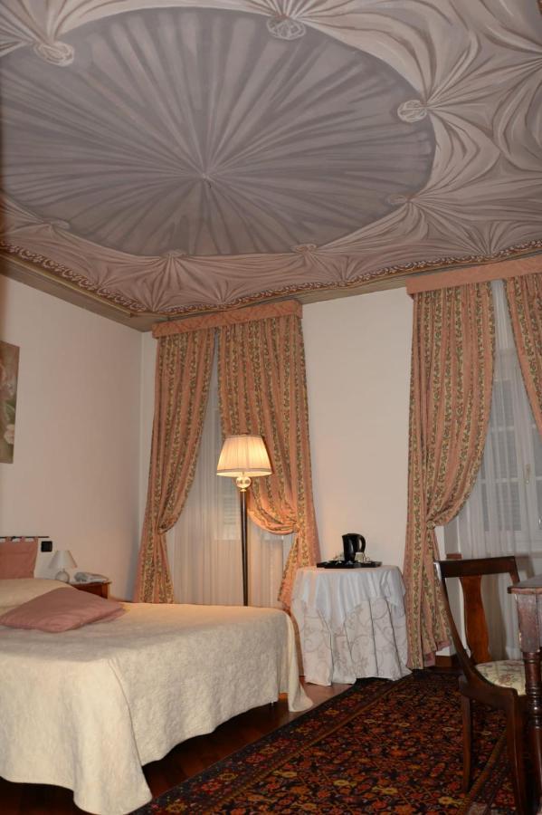 Palazzo Finati Bed & Breakfast Алба Екстериор снимка