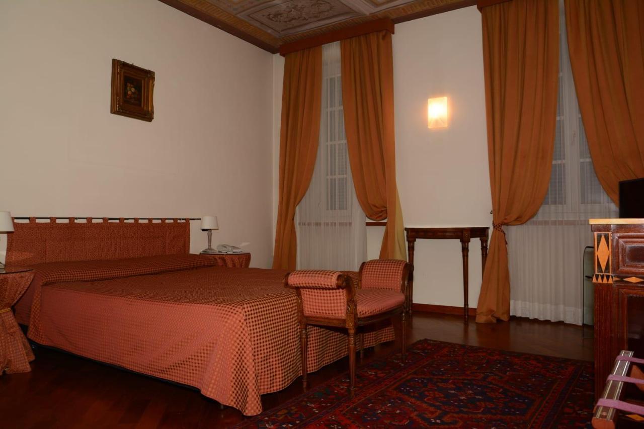 Palazzo Finati Bed & Breakfast Алба Екстериор снимка