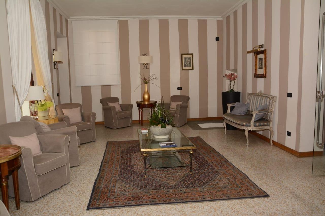 Palazzo Finati Bed & Breakfast Алба Екстериор снимка