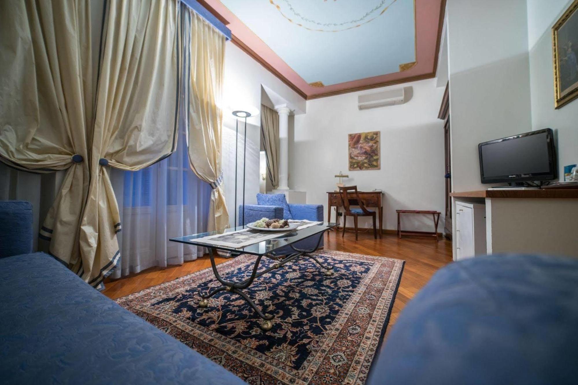 Palazzo Finati Bed & Breakfast Алба Екстериор снимка