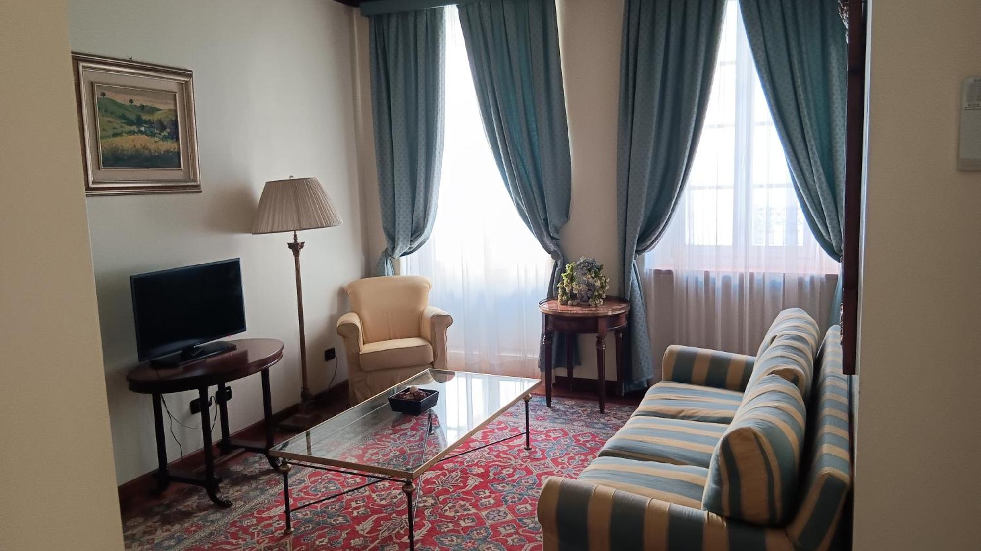 Palazzo Finati Bed & Breakfast Алба Екстериор снимка