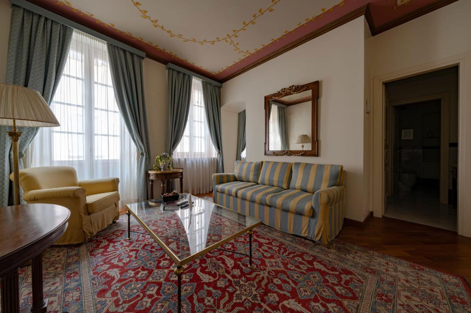 Palazzo Finati Bed & Breakfast Алба Екстериор снимка