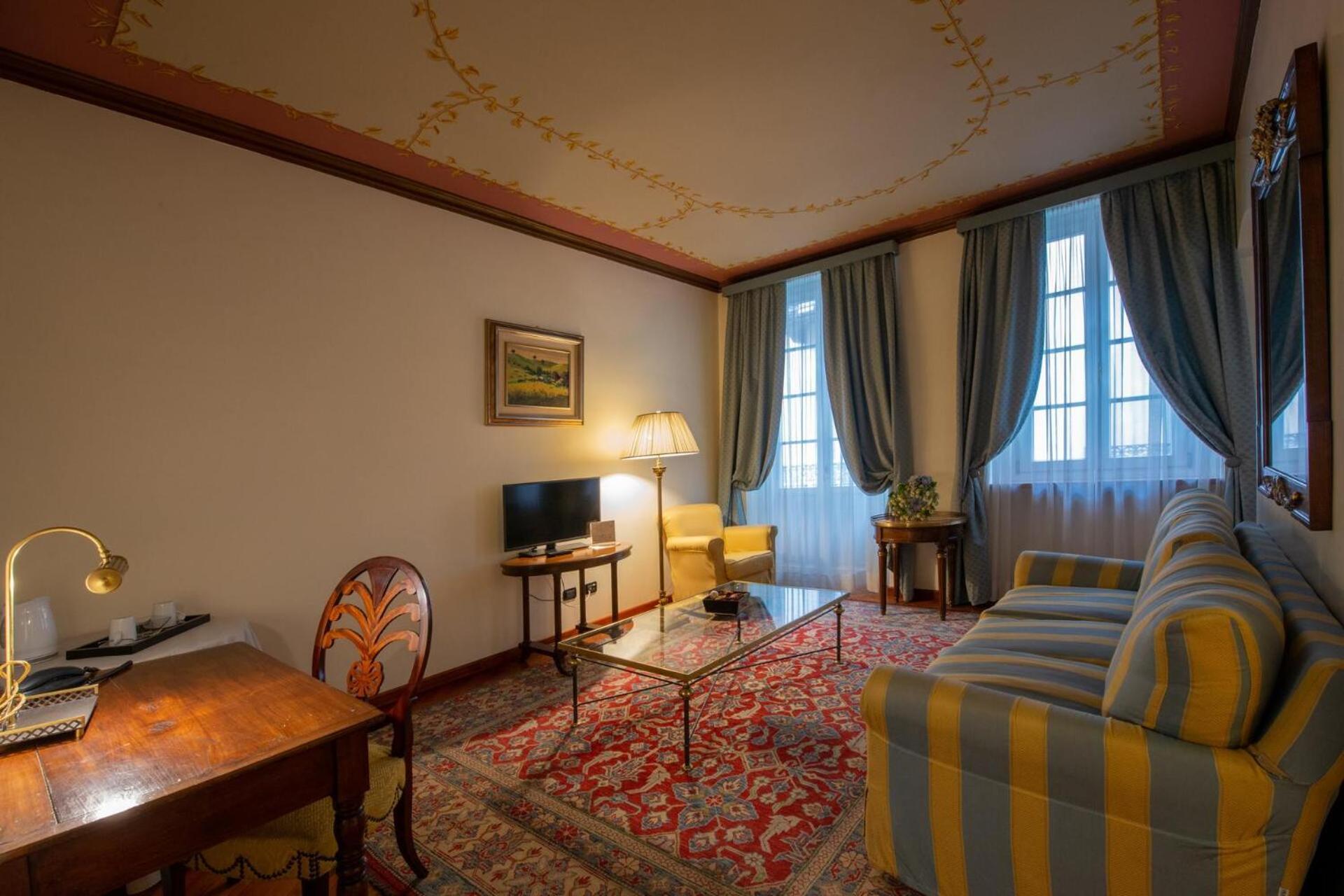 Palazzo Finati Bed & Breakfast Алба Екстериор снимка