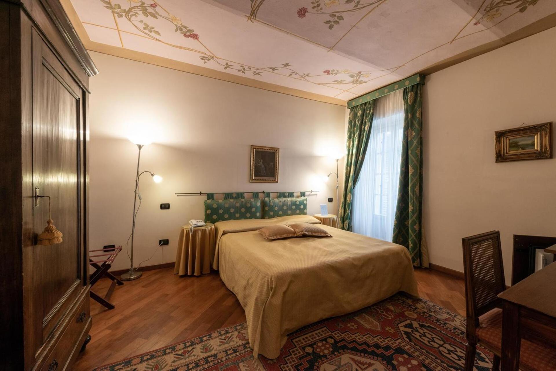 Palazzo Finati Bed & Breakfast Алба Екстериор снимка