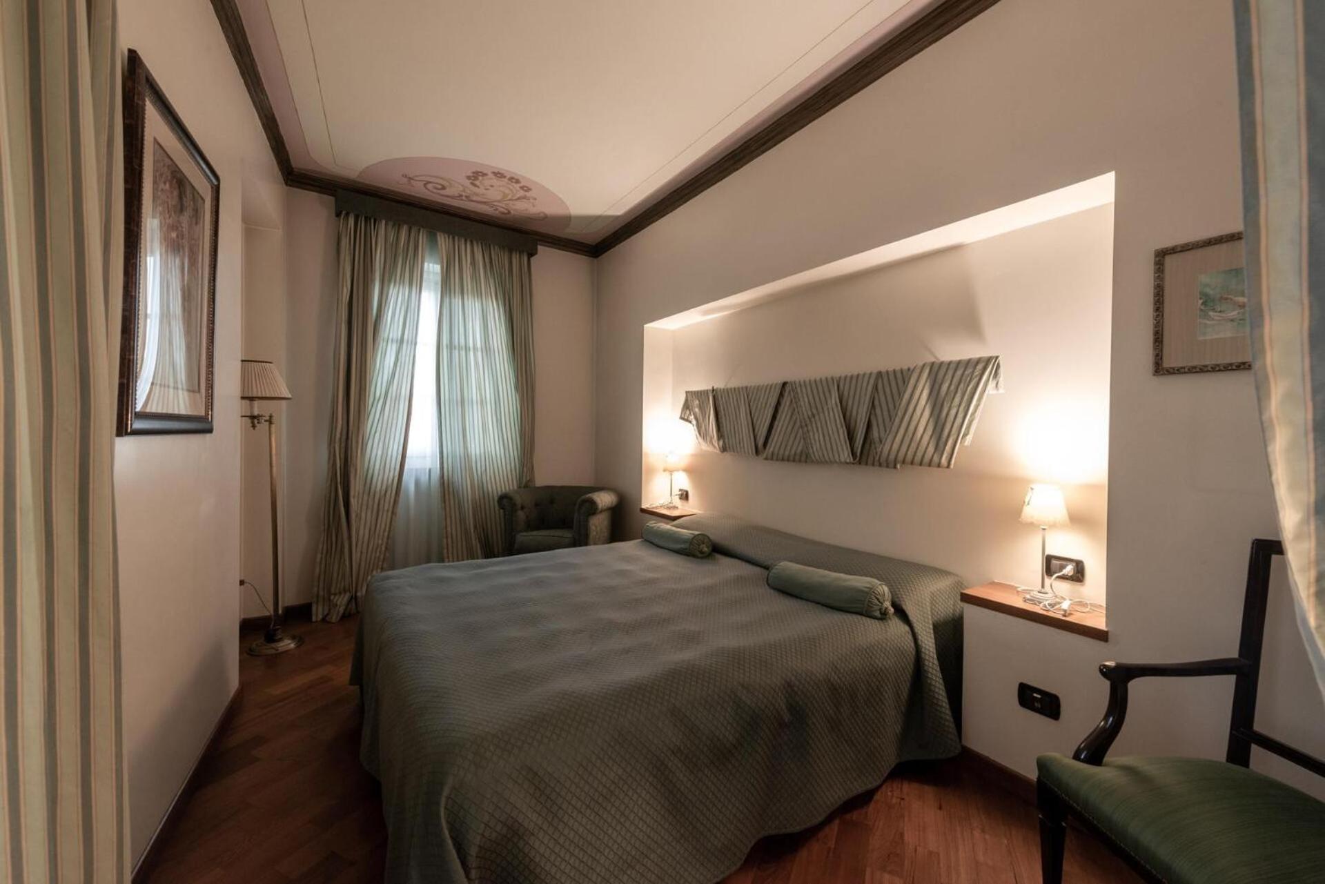 Palazzo Finati Bed & Breakfast Алба Екстериор снимка