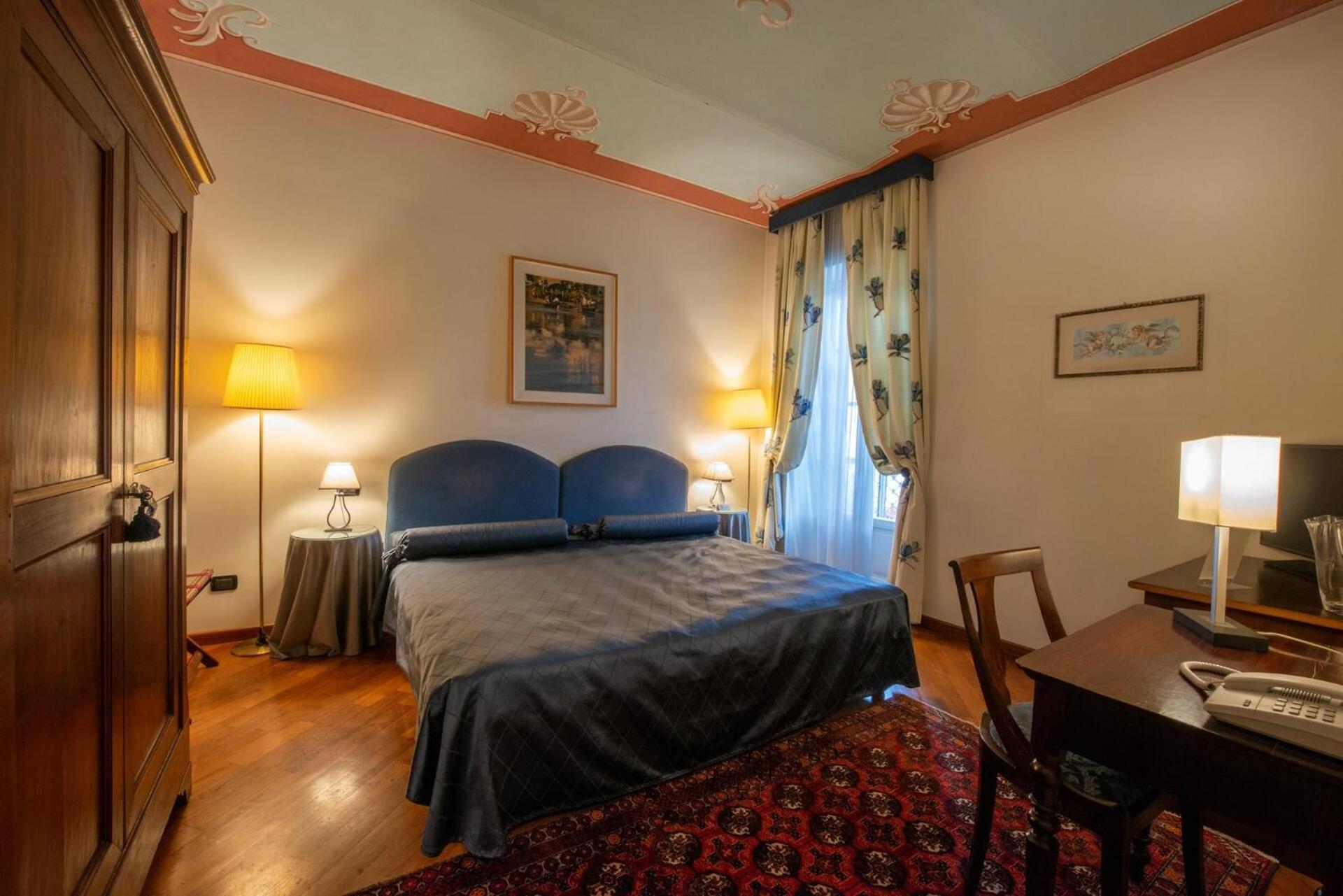 Palazzo Finati Bed & Breakfast Алба Екстериор снимка