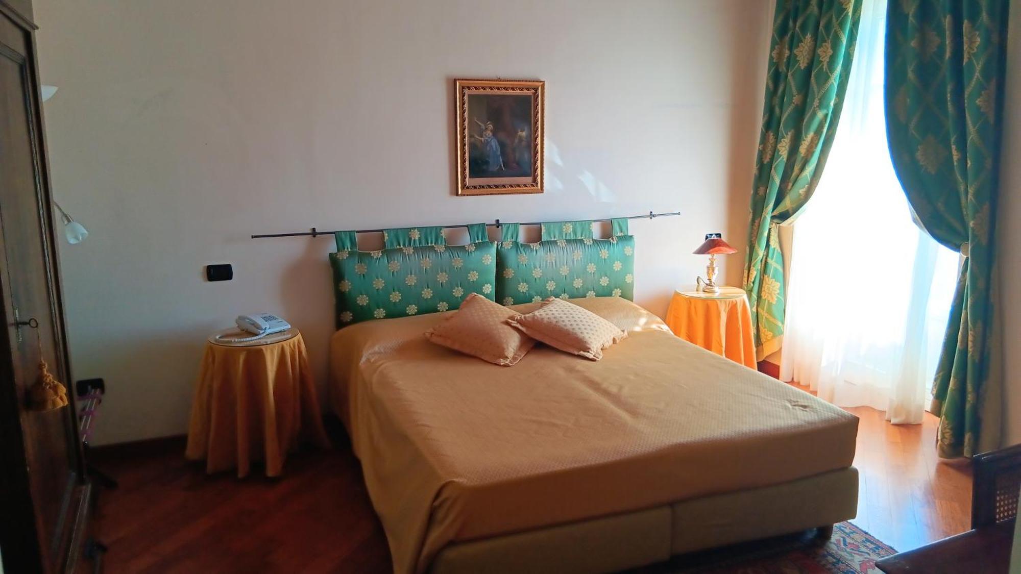 Palazzo Finati Bed & Breakfast Алба Екстериор снимка