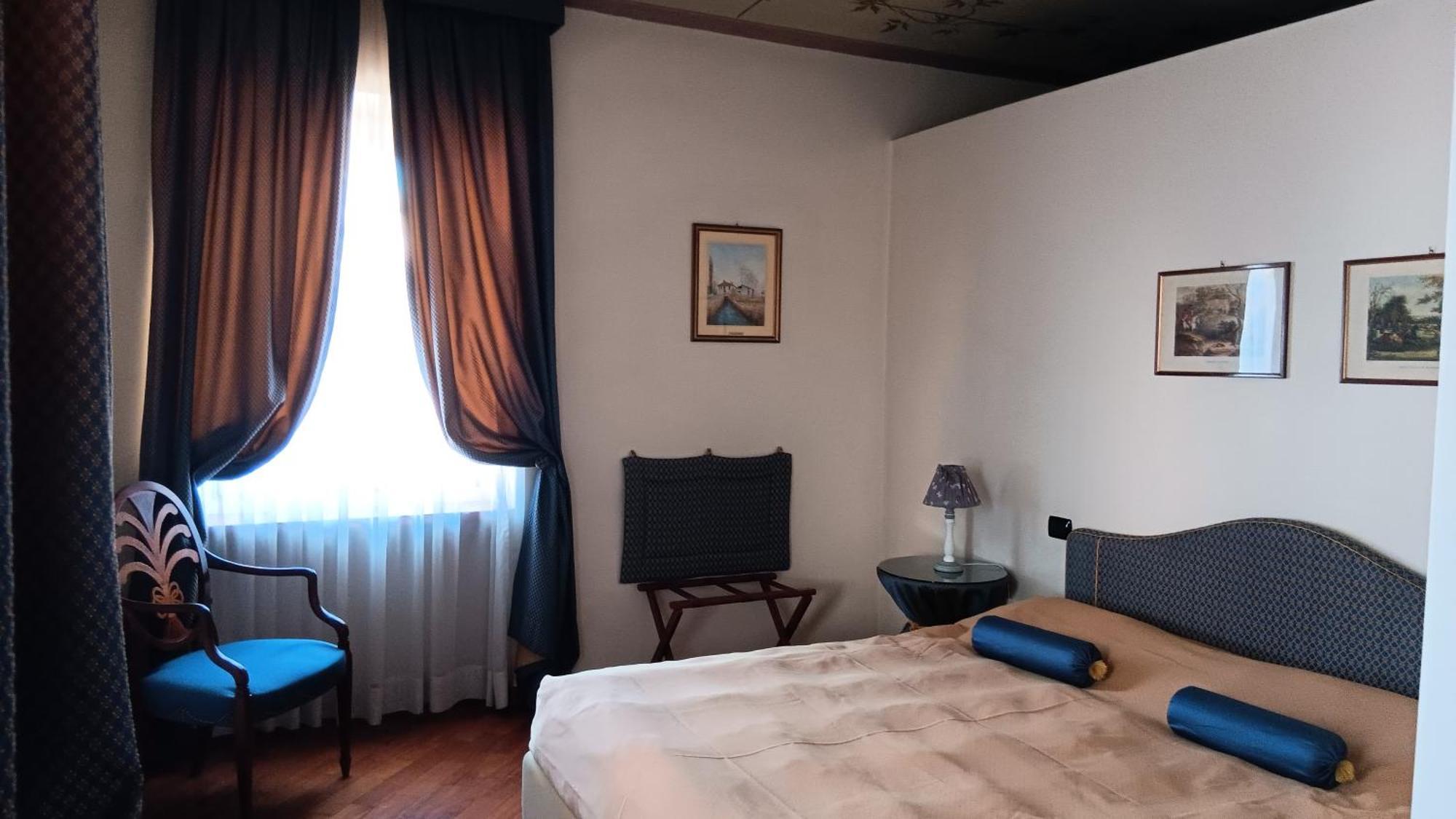 Palazzo Finati Bed & Breakfast Алба Екстериор снимка