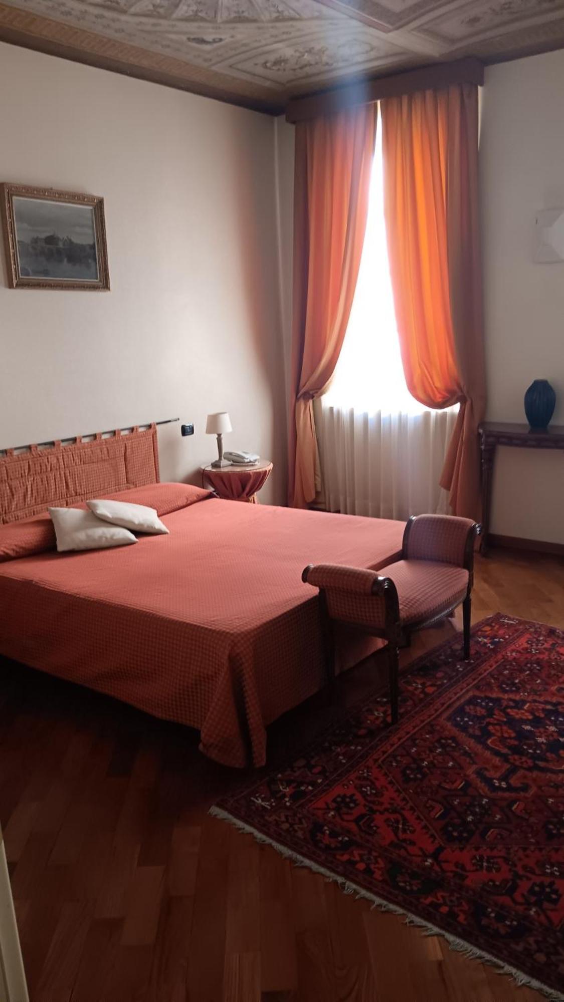 Palazzo Finati Bed & Breakfast Алба Екстериор снимка