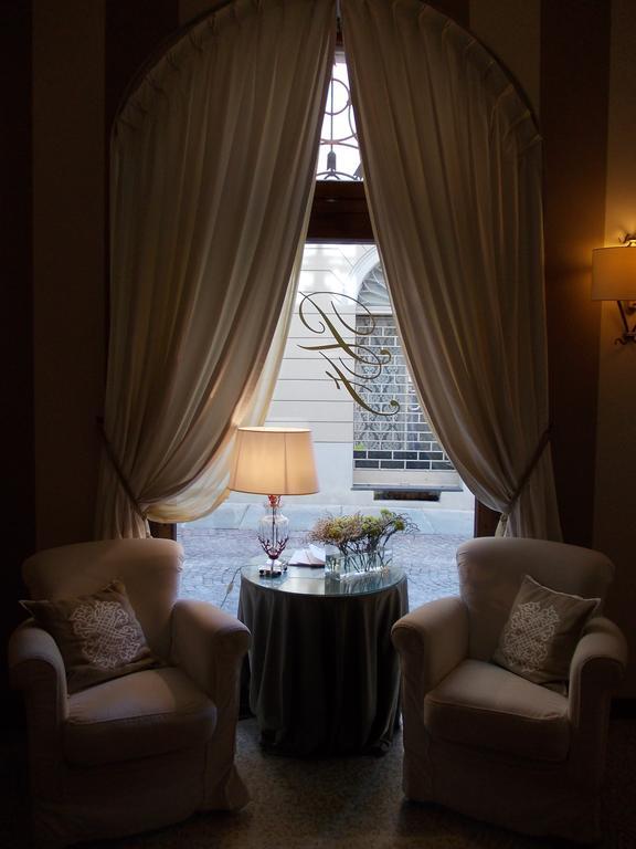 Palazzo Finati Bed & Breakfast Алба Екстериор снимка