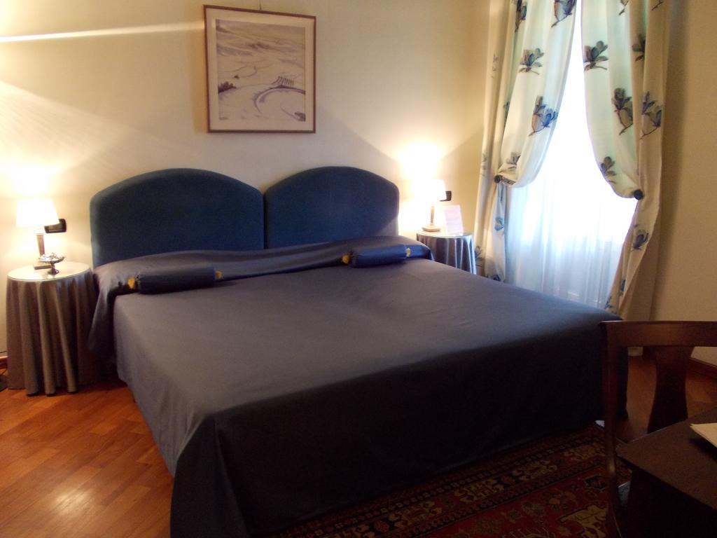 Palazzo Finati Bed & Breakfast Алба Стая снимка