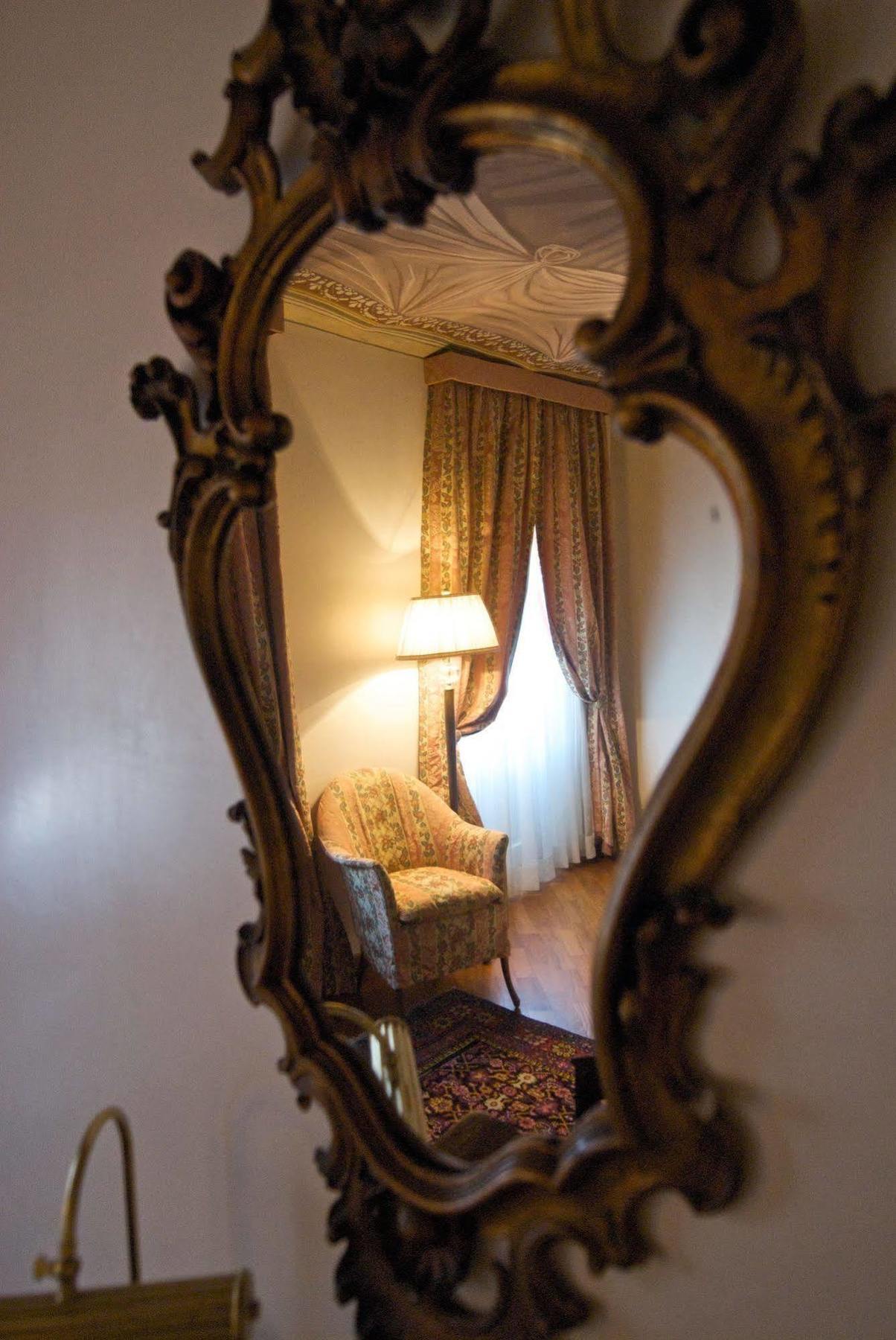 Palazzo Finati Bed & Breakfast Алба Екстериор снимка