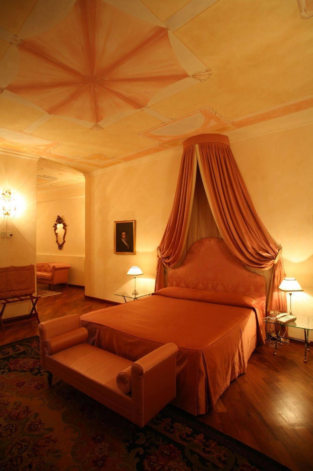 Palazzo Finati Bed & Breakfast Алба Екстериор снимка