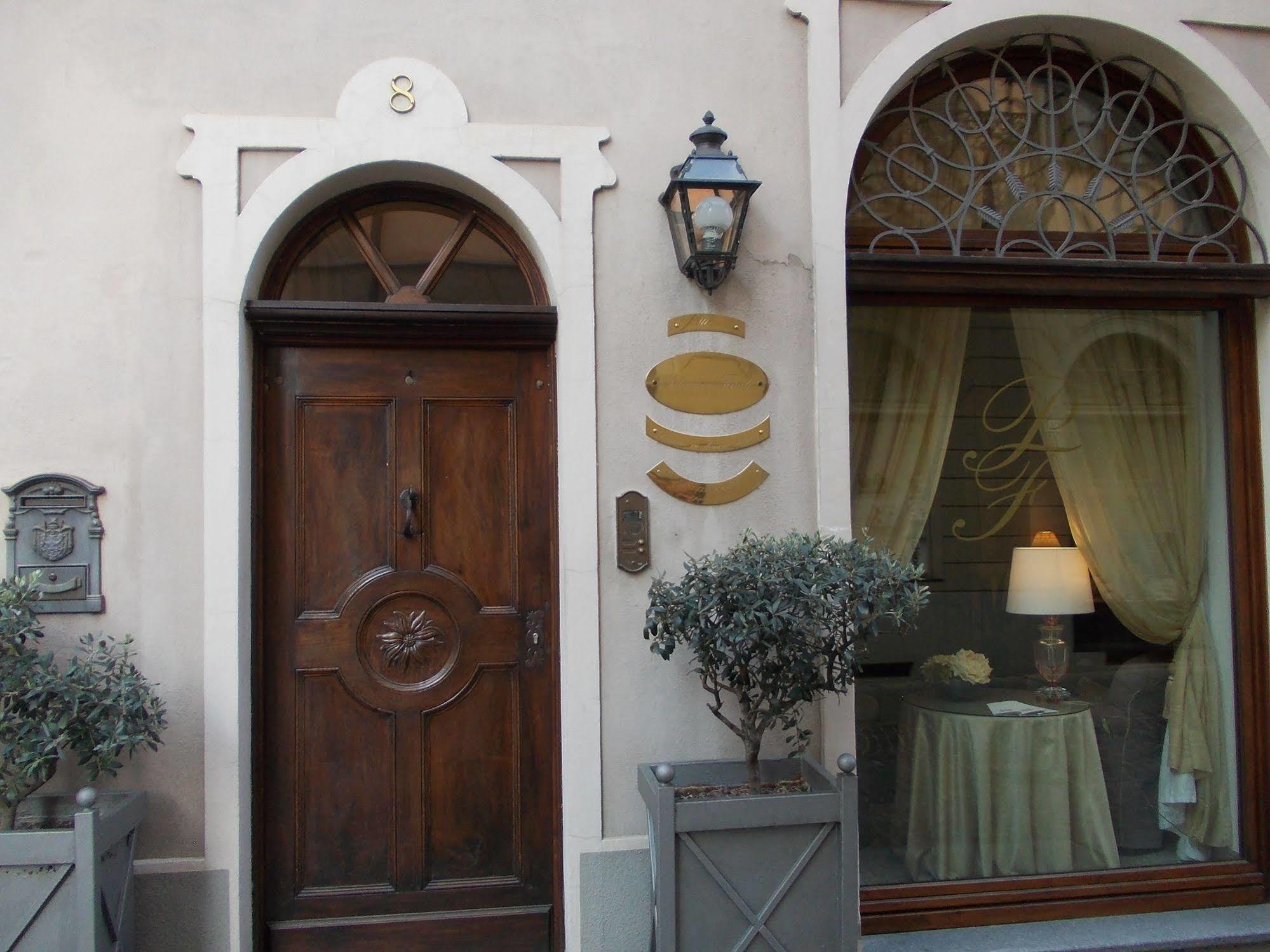 Palazzo Finati Bed & Breakfast Алба Екстериор снимка