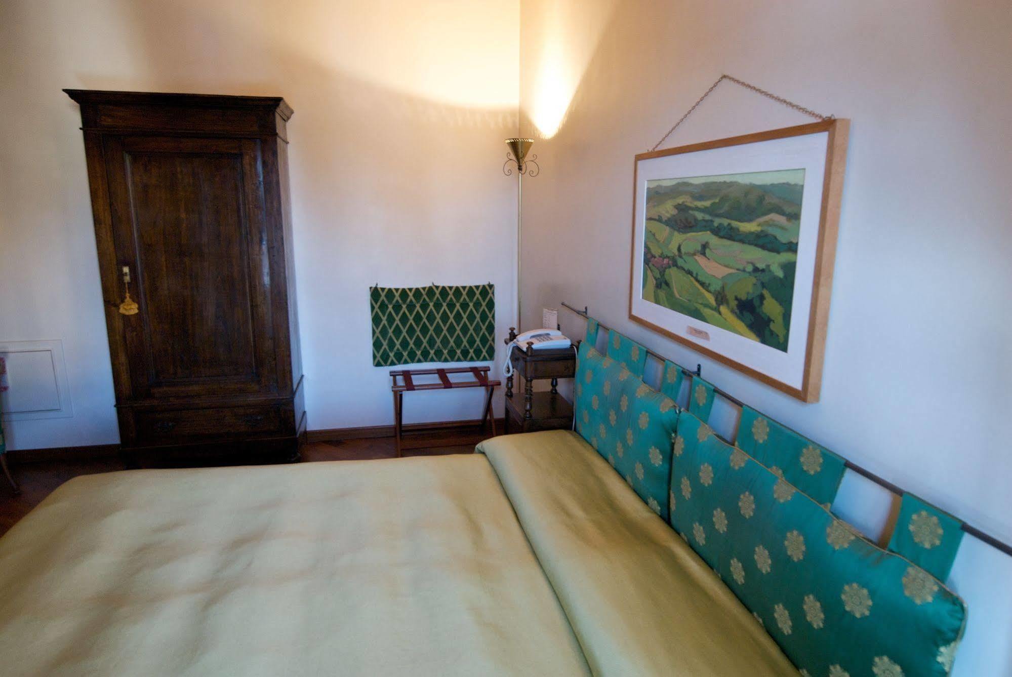 Palazzo Finati Bed & Breakfast Алба Екстериор снимка