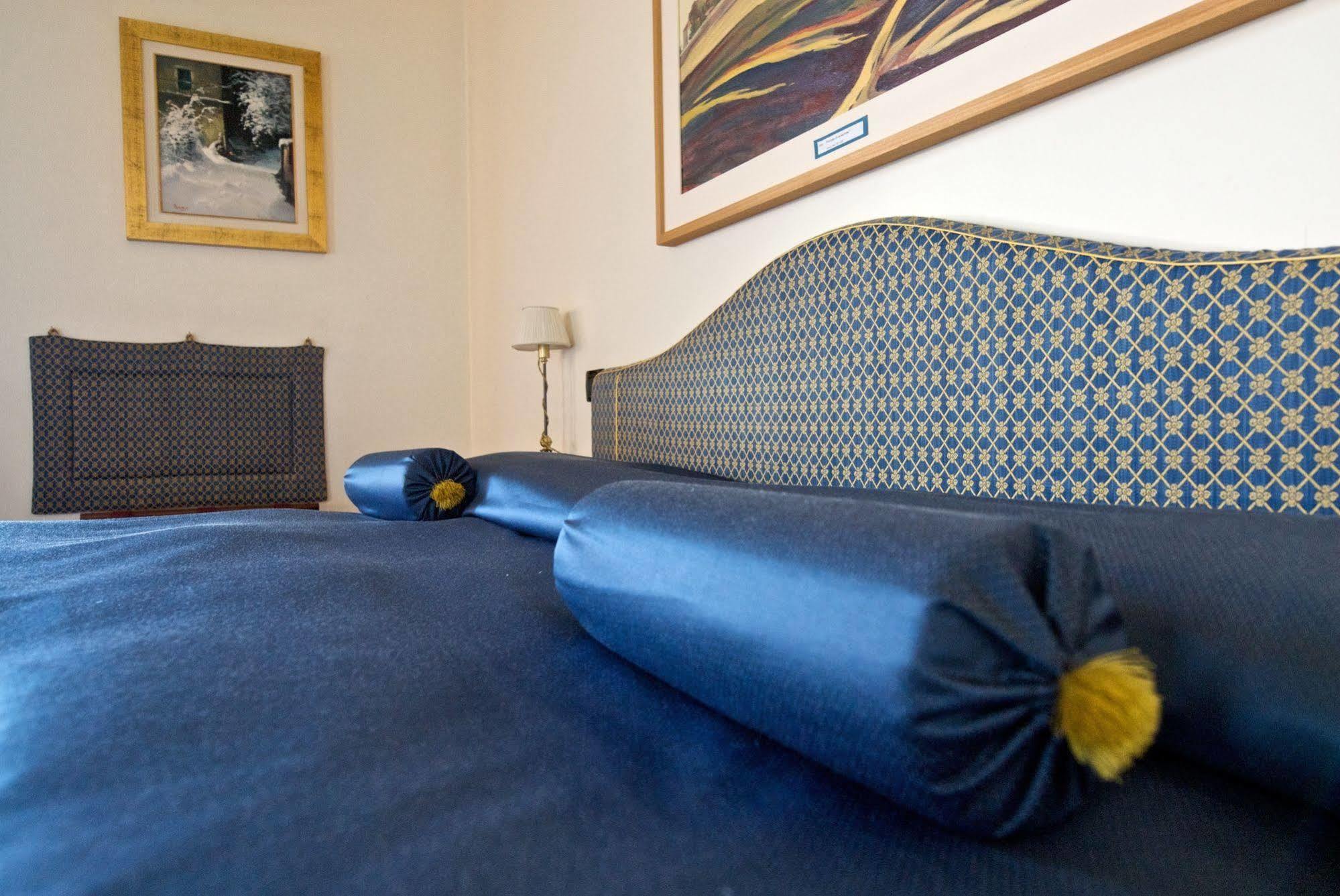 Palazzo Finati Bed & Breakfast Алба Екстериор снимка