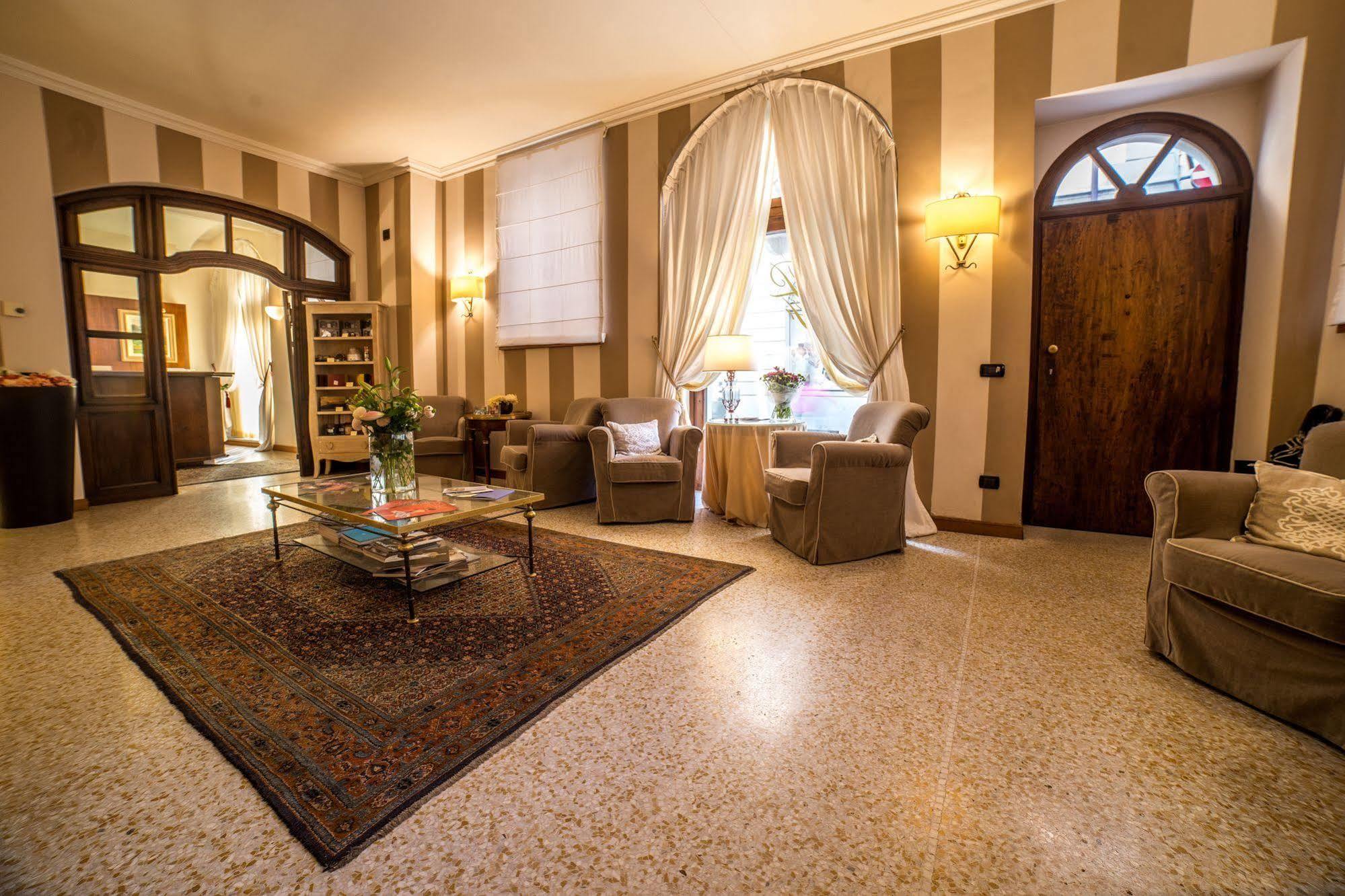 Palazzo Finati Bed & Breakfast Алба Екстериор снимка