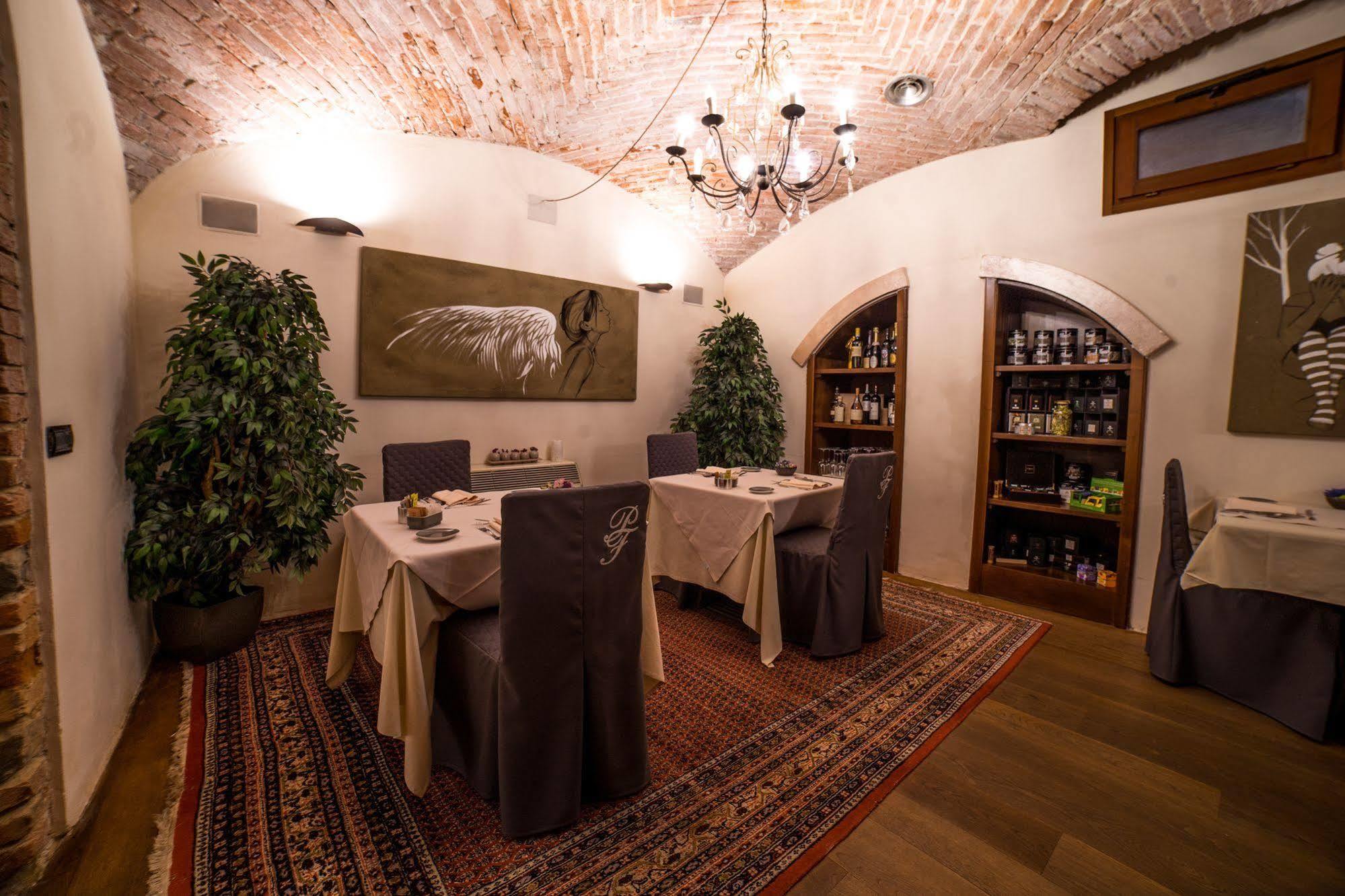 Palazzo Finati Bed & Breakfast Алба Екстериор снимка